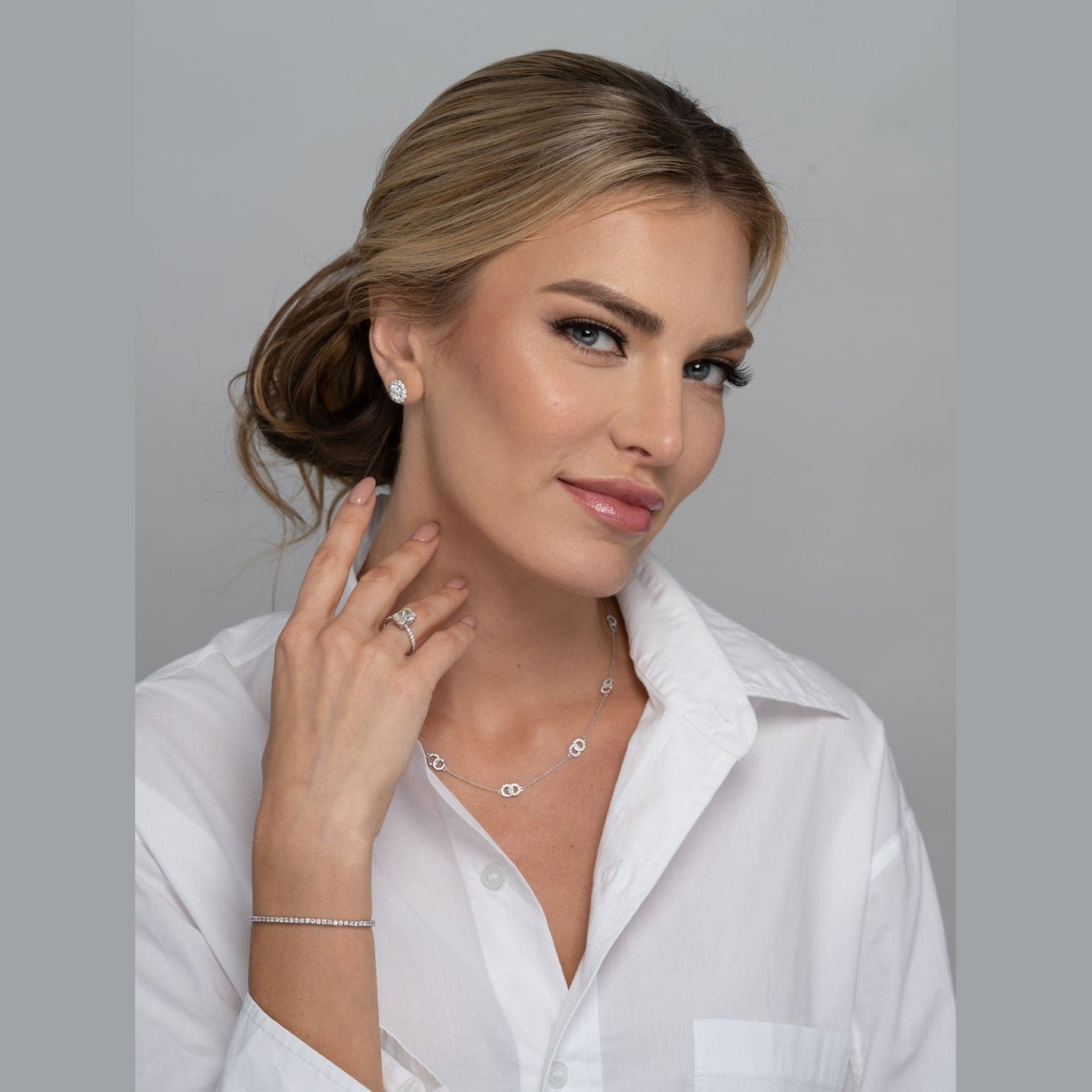 Model wearing Leviev diamond pave interlocking ring necklace with matching set